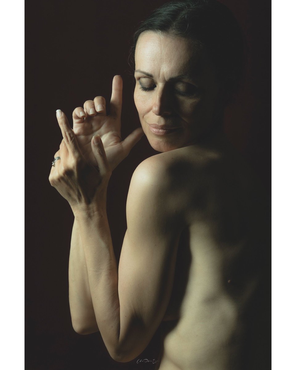 CelineEyes's tweet image. #3 – Nadia Gaieva, la caresse du geste 🌾

✨ Envie de vivre, vous aussi, cette expérience artistique et intime ?
Plus d’informations ici :
celinepivoineyes.com/le-blog/la-sea…

#celinepivoine #nuartistique #silvermodel #femmemature #boudoircreatif #portraitdefemme #montreuil93