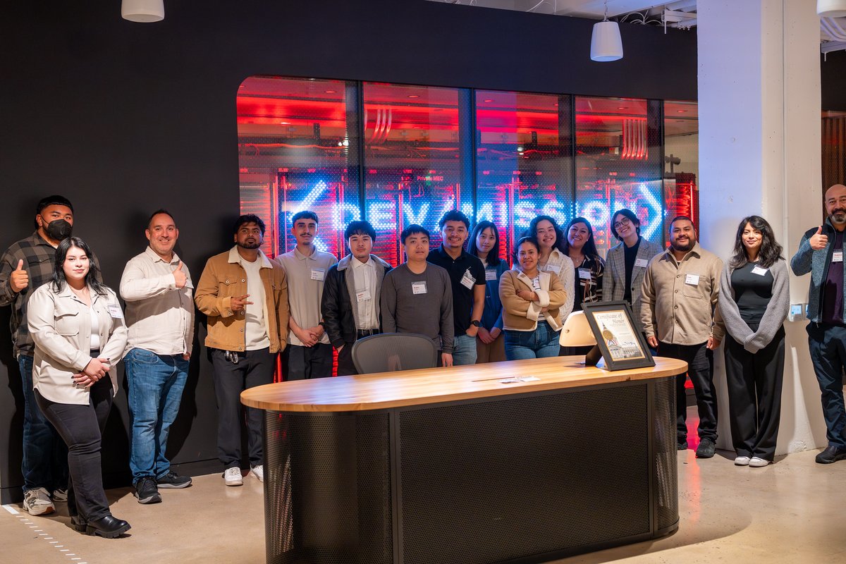devmissionorg's tweet image. Our Fall Cohort just got INSIDE Verizon’s Innovation Lab — testing VR, AR, 5G tech, and seeing how the future is being built right here in the Bay. Huge shoutout to Verizon for giving our trainees a front-row seat to real innovation.

#DevMission #BayAreaYouth #DiversityInTech