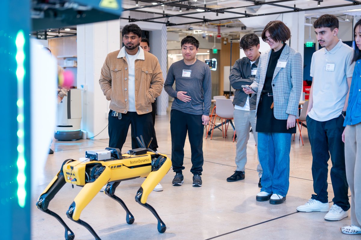 devmissionorg's tweet image. Our Fall Cohort just got INSIDE Verizon’s Innovation Lab — testing VR, AR, 5G tech, and seeing how the future is being built right here in the Bay. Huge shoutout to Verizon for giving our trainees a front-row seat to real innovation.

#DevMission #BayAreaYouth #DiversityInTech