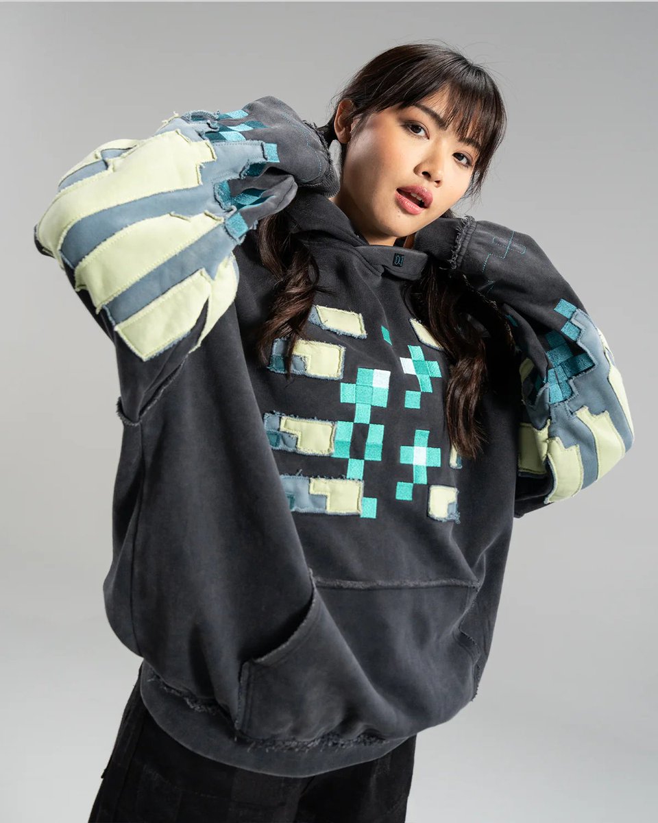 bmptrsn's tweet image. the minecraft × very cool collab might be the most tasteful video game merch i've ever seen

unironically need that iron golem denim jacket