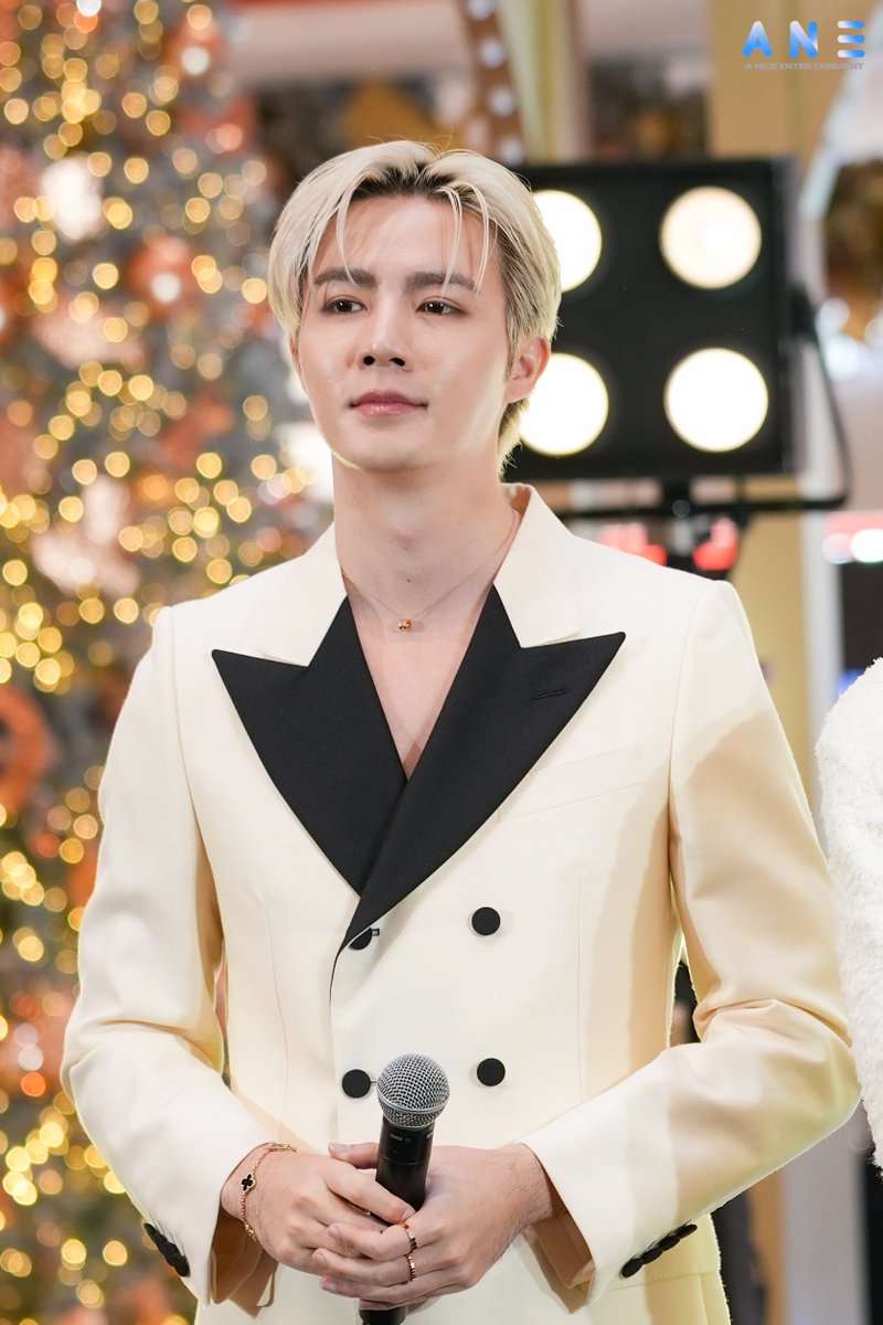 ANiceEnt's tweet photo. "ซี พฤกษ์" ร่วมงาน “CHRISTMAS LIGHT UP WONDER” เปิดไฟต้นคริสต์มาสสูงสามชั้น
ถ่ายทอดความงดงามของแสงไฟเปล่งประกายพลังแห่งการให้และความสุขที่ส่งต่อทุกแรงบันดาลใจ  ✨️🎄✨️

#ZeePruk
#GiftDestination
#CentralSeasonOfGiving2026
#TheWorldofGifts
#CentralDepartmentStore
#CentralApp https://t.co/LbUwSIQo2z