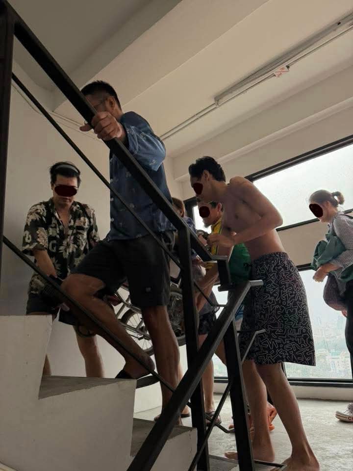 sirotek's tweet image. 450 คนจะอดตาย ไม่มีกิน 4 วันในคอนโด แบกทั้งคนป่วยทั้งรถเข็นขึ้นลง 25 ชั้นไปฟอกไตแต่โดน ฮ.เบี้ยว ขอความช่วยเหลือทุกลำไม่มีใครช่วย เด็กป่วยอายุขวบครึ่งกับ 8 ขวบ คนไข้ออกหรือขาดยา "นายแพทย์สืริชัย" โพสท์ชีวิตจริงยิ่งกว่าในหนัง #น้ำท่วมหาดใหญ่

"ชีวิตจริงยิ่งกว่าหนัง !…