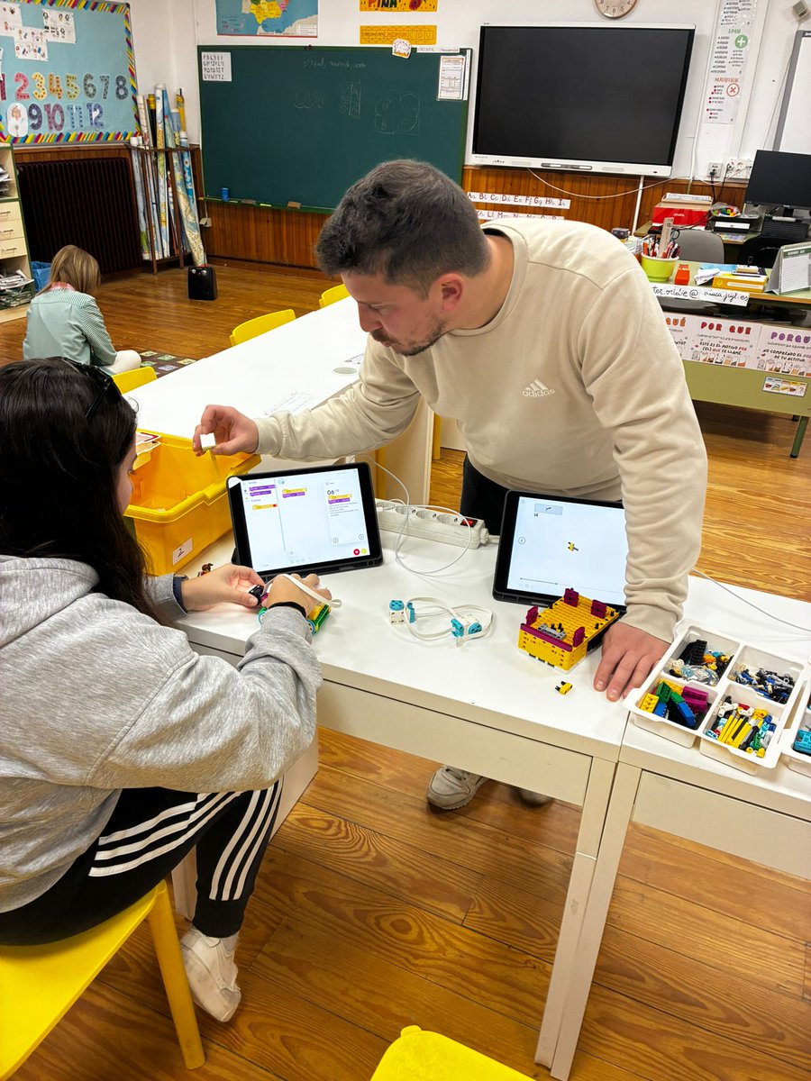 CFIE_CR's tweet image. Hoy en el @BajoCra continuamos explorando cómo la #robótica puede dinamizar la enseñanza, impulsar el aprendizaje e integrar la tecnología para desarrollar habilidades clave en el alumnado junto a Víctor Sánchez Mateos🚀💡🔧👩‍💻
#InnovaCyL
@educacyl
#TiCyL
#FormaciónCyL