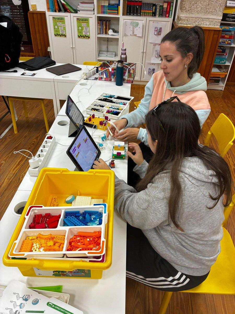 CFIE_CR's tweet image. Hoy en el @BajoCra continuamos explorando cómo la #robótica puede dinamizar la enseñanza, impulsar el aprendizaje e integrar la tecnología para desarrollar habilidades clave en el alumnado junto a Víctor Sánchez Mateos🚀💡🔧👩‍💻
#InnovaCyL
@educacyl
#TiCyL
#FormaciónCyL