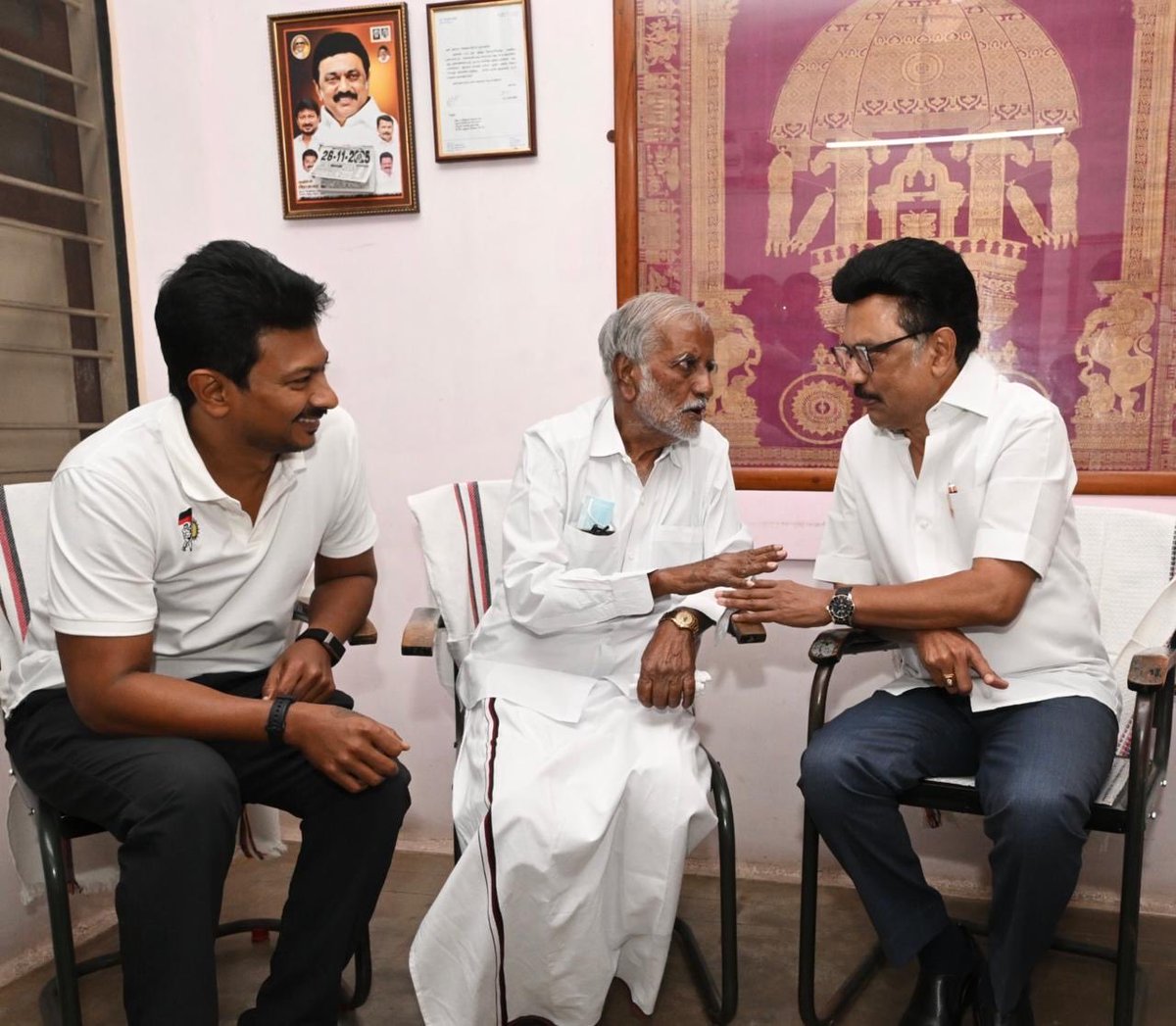 Udhaystalin's tweet image. கோயம்புத்தூர் மாவட்டம் கிணத்துக்கடவு அருகே உள்ள முன்னாள் நாடாளுமன்ற உறுப்பினர் - கழக மூத்த முன்னோடி அய்யா விடுதலை விரும்பி அவர்களின் இல்லம் சென்று மாண்புமிகு முதலமைச்சர் @mkstalin அவர்களுடன் இன்று நலம் விசாரித்தோம்.

கழக மேடைகளில் அடுக்கடுக்கான புள்ளிவிவரங்களையும் அறிவார்ந்த…