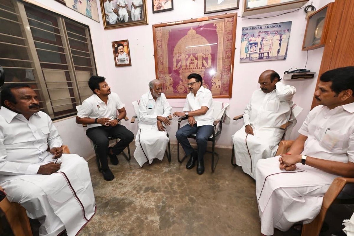 Udhaystalin's tweet image. கோயம்புத்தூர் மாவட்டம் கிணத்துக்கடவு அருகே உள்ள முன்னாள் நாடாளுமன்ற உறுப்பினர் - கழக மூத்த முன்னோடி அய்யா விடுதலை விரும்பி அவர்களின் இல்லம் சென்று மாண்புமிகு முதலமைச்சர் @mkstalin அவர்களுடன் இன்று நலம் விசாரித்தோம்.

கழக மேடைகளில் அடுக்கடுக்கான புள்ளிவிவரங்களையும் அறிவார்ந்த…