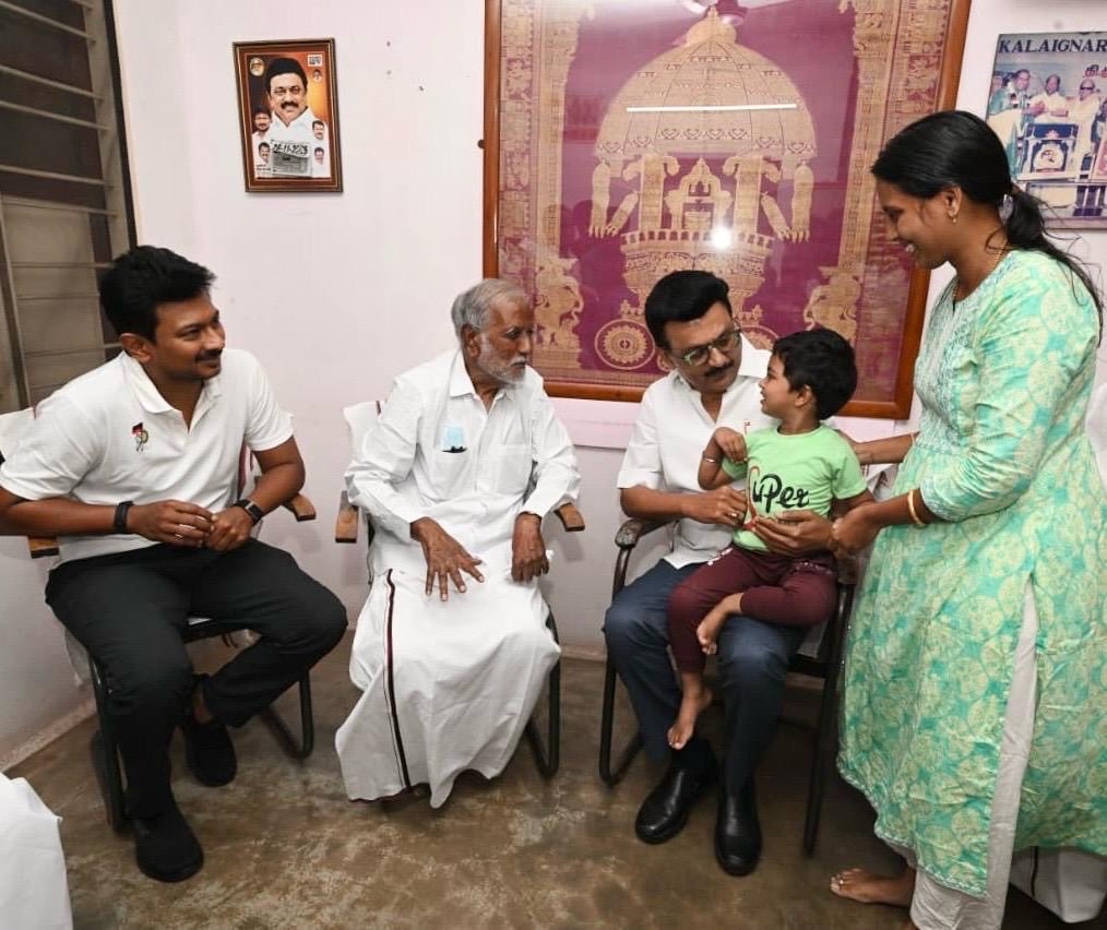 Udhaystalin's tweet image. கோயம்புத்தூர் மாவட்டம் கிணத்துக்கடவு அருகே உள்ள முன்னாள் நாடாளுமன்ற உறுப்பினர் - கழக மூத்த முன்னோடி அய்யா விடுதலை விரும்பி அவர்களின் இல்லம் சென்று மாண்புமிகு முதலமைச்சர் @mkstalin அவர்களுடன் இன்று நலம் விசாரித்தோம்.

கழக மேடைகளில் அடுக்கடுக்கான புள்ளிவிவரங்களையும் அறிவார்ந்த…