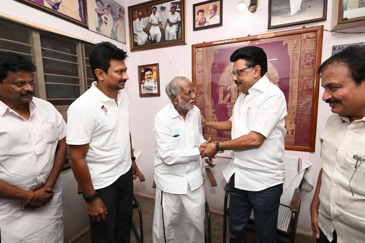 Udhaystalin's tweet image. கோயம்புத்தூர் மாவட்டம் கிணத்துக்கடவு அருகே உள்ள முன்னாள் நாடாளுமன்ற உறுப்பினர் - கழக மூத்த முன்னோடி அய்யா விடுதலை விரும்பி அவர்களின் இல்லம் சென்று மாண்புமிகு முதலமைச்சர் @mkstalin அவர்களுடன் இன்று நலம் விசாரித்தோம்.

கழக மேடைகளில் அடுக்கடுக்கான புள்ளிவிவரங்களையும் அறிவார்ந்த…