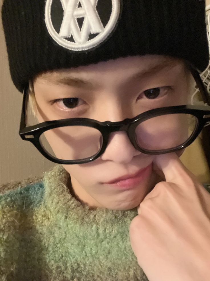 i3s00bi's tweet image. the glasses &amp;amp; this specific angle