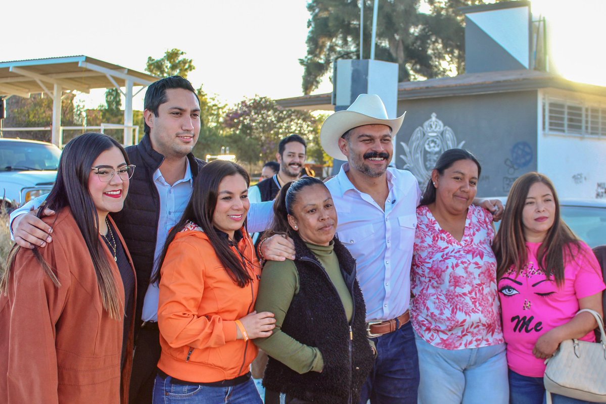 davidojedamx's tweet image. Acompañé a mi gran amigo @PanchoFrancoDgo en su cumpleaños, festejándolo a lado de la gente, trabajando codo a codo y haciendo lo que más le gusta a mi compadre que es jalar y servir.

Así se construye el nuevo Durango. 🍊