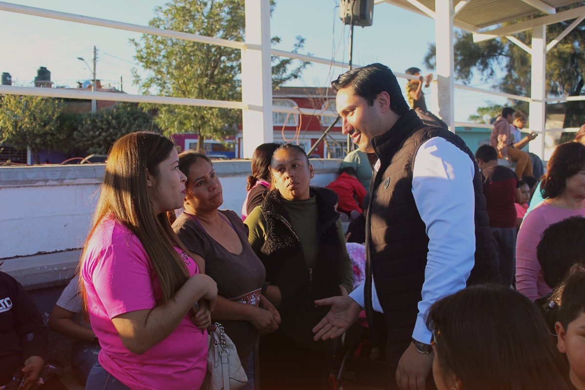 davidojedamx's tweet image. Acompañé a mi gran amigo @PanchoFrancoDgo en su cumpleaños, festejándolo a lado de la gente, trabajando codo a codo y haciendo lo que más le gusta a mi compadre que es jalar y servir.

Así se construye el nuevo Durango. 🍊