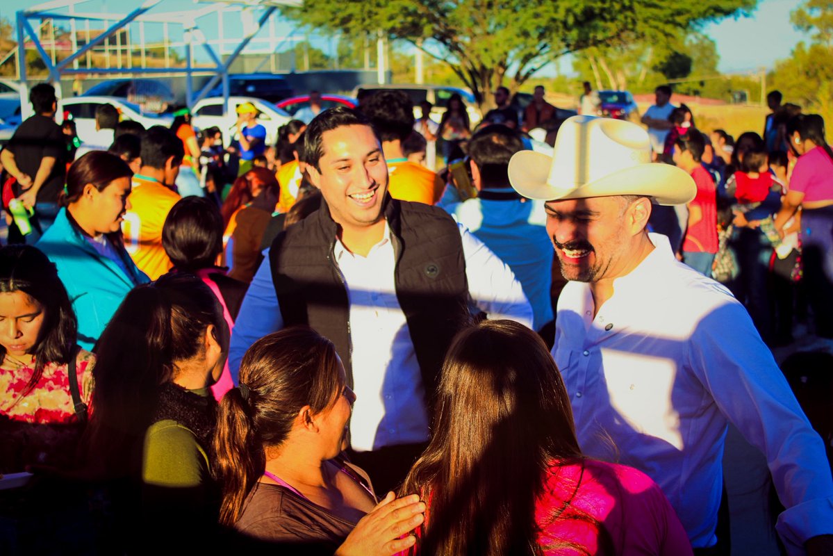 davidojedamx's tweet image. Acompañé a mi gran amigo @PanchoFrancoDgo en su cumpleaños, festejándolo a lado de la gente, trabajando codo a codo y haciendo lo que más le gusta a mi compadre que es jalar y servir.

Así se construye el nuevo Durango. 🍊