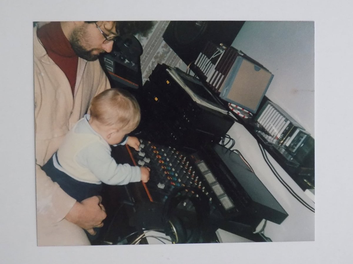 SamoGlavan's tweet image. Ne morem, da ne bi:
Pred 39 leti sem za 26. rojstni dan dobil najlepše darilo.
Potem sem ga kmalu odnesel v studio na šolanje.
Danes pomembni del Retro radia (retro.sg) deluje tudi z njegovo pomočjo.