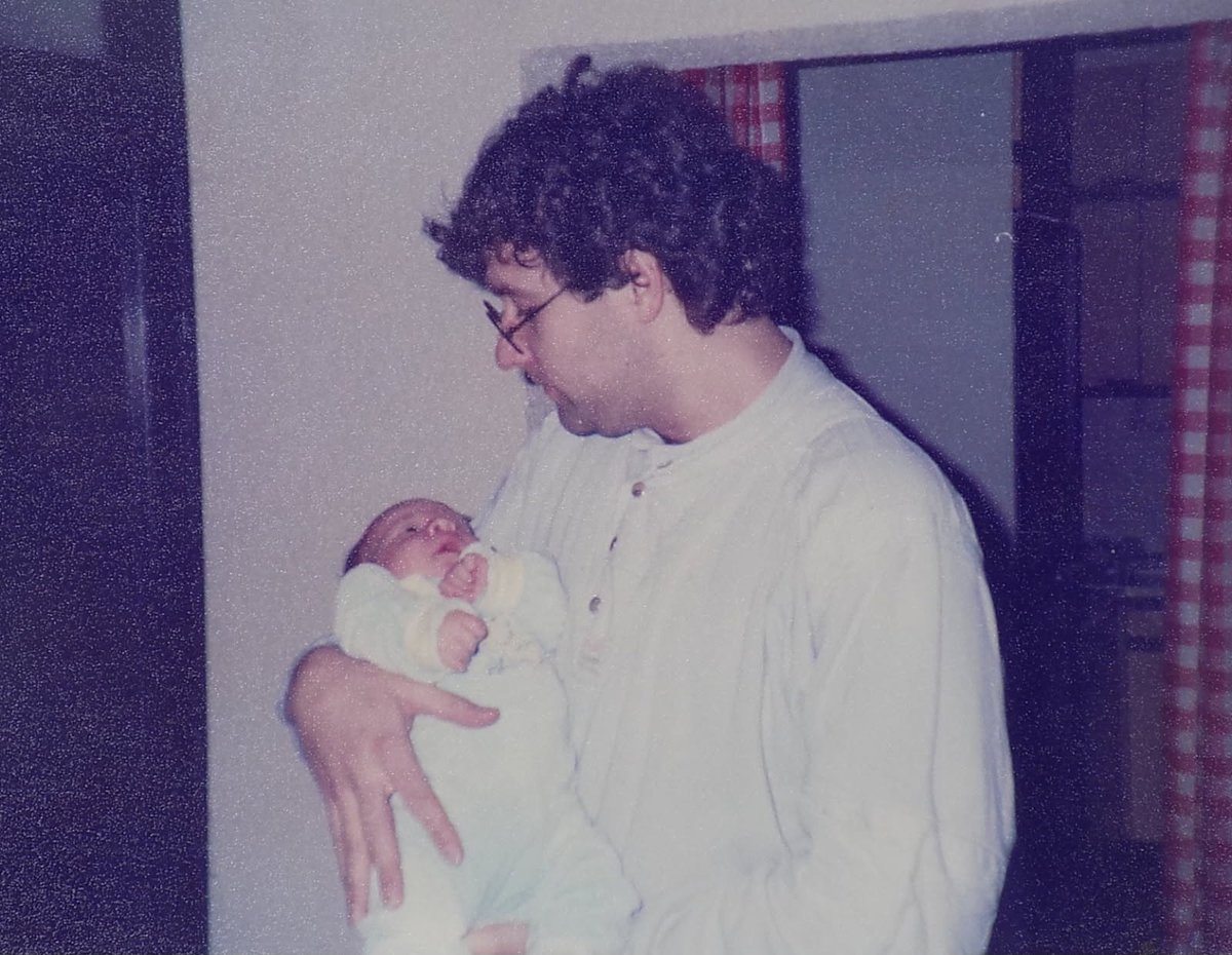 SamoGlavan's tweet image. Ne morem, da ne bi:
Pred 39 leti sem za 26. rojstni dan dobil najlepše darilo.
Potem sem ga kmalu odnesel v studio na šolanje.
Danes pomembni del Retro radia (retro.sg) deluje tudi z njegovo pomočjo.