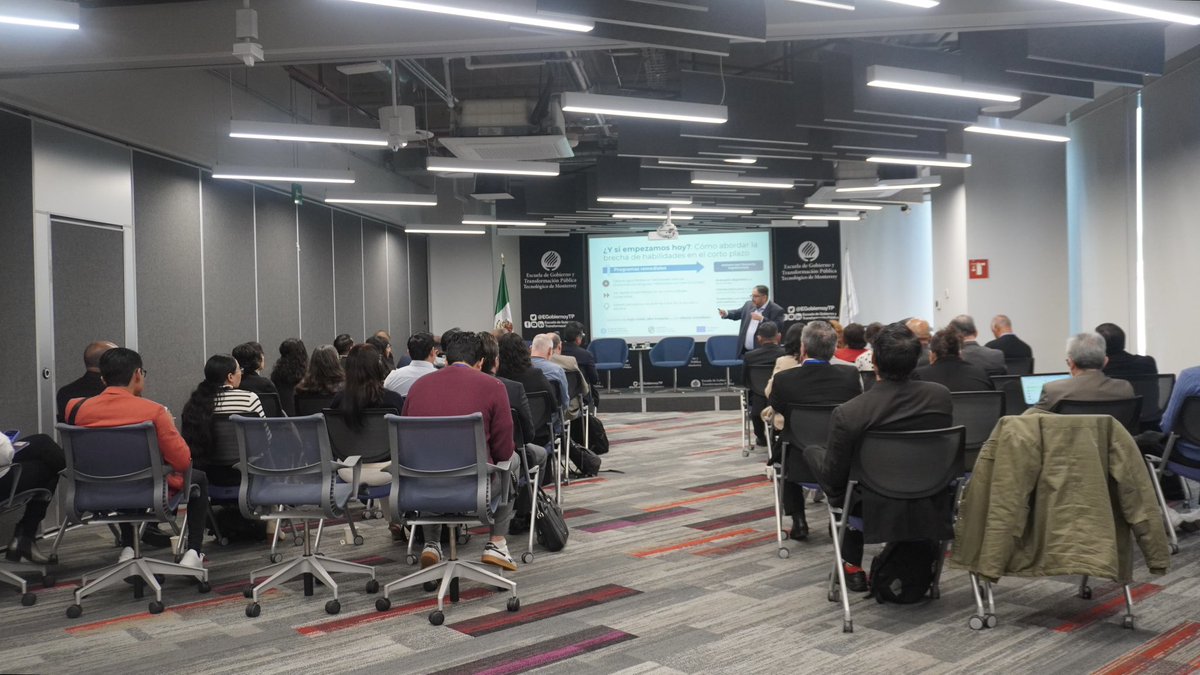 📣 Comenzamos la presentación del estudio “Análisis de brechas en capital humano y demandas laborales en Oaxaca”, con nuestro profesor <a href="/marco_fdezm/">Marco A Fernandez</a>, líder de <a href="/IEEC_Tec/">IEEC</a>.
Buscamos identificar las desigualdades que limitan el desarrollo del talento oaxaqueño. 📚

#FormamosElFuturo