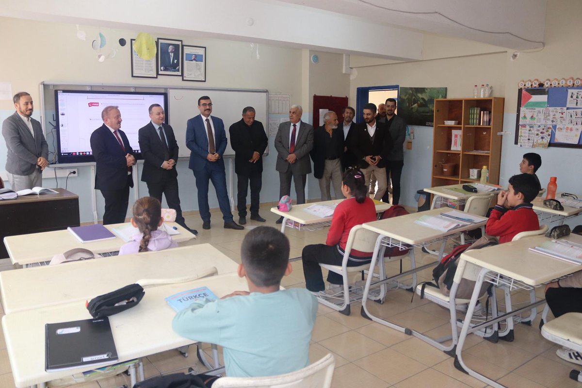 Kaymakamımız Yücel Erdem, Kayseri Cezaevi Savcımız Hamza Can, Milli Eğitim Müdürümüz ve Cezaevi Müdürümüz ile birlikte, Yünören Şehit Jandarma Ramazan Koca İlk ve Orta Okulumuzu ziyaret etti.

Ziyarette, Çocuk Cezaevinde kurslara katılan kursiyerlerimizin “Umut Dokuyoruz” projesi