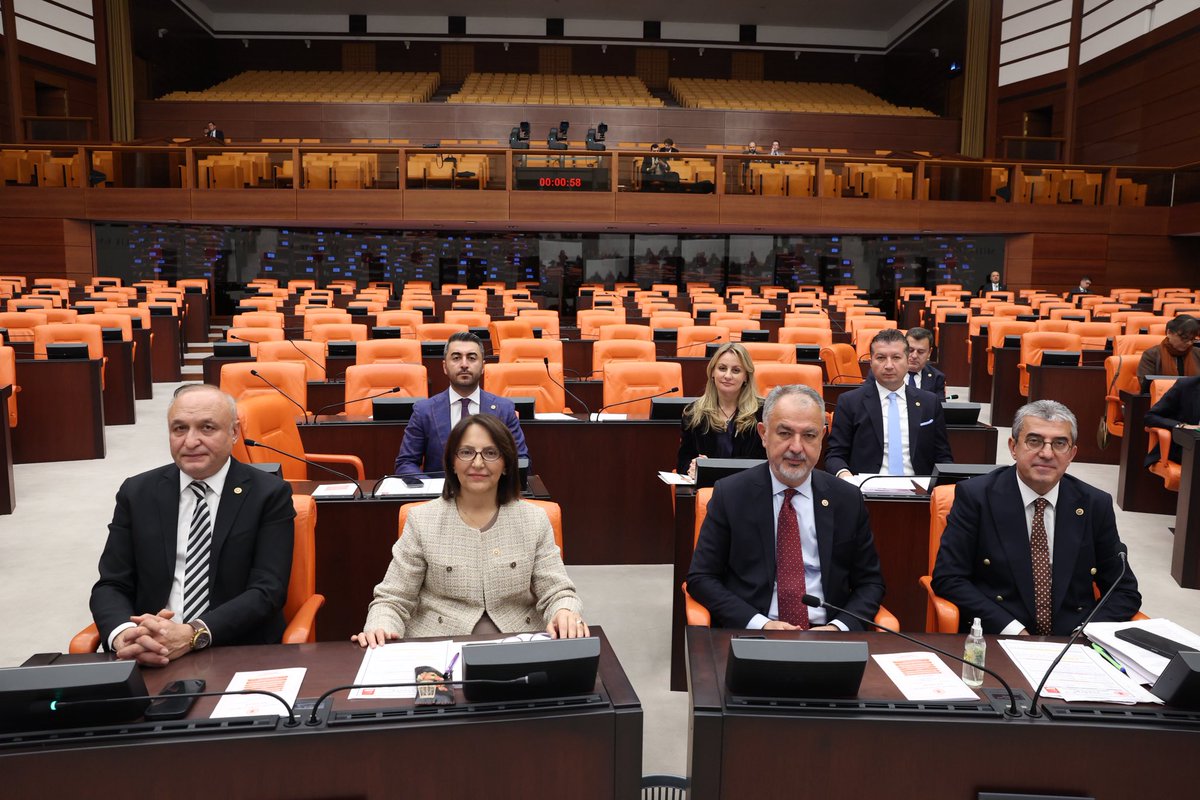 Kamu kurumlarında Yardımcı Hizmetler Sınıfı’nda (YHS) görev yapan personeller, yıllardır süregelen adaletsizliğin sona ermesini bekliyor. Eğitim durumları, görev yaptıkları birimler ve mesleki yeterlilikleri dikkate alınarak; Genel İdari Hizmetler (GİH) ve Teknik Hizmetler