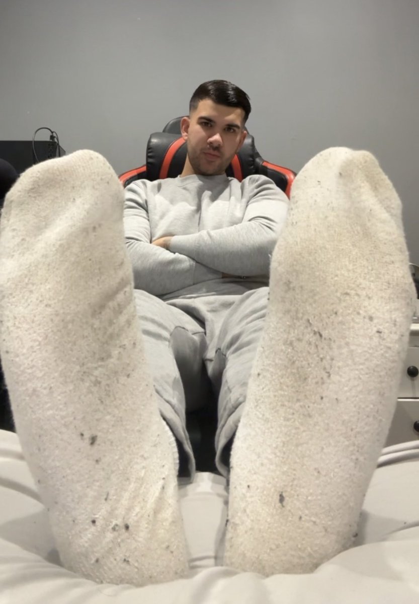 Nearly at 5k followers. Like and rt this post fggts and then feed my giant cash cock 🫰🏽🫰🏽🫰🏽