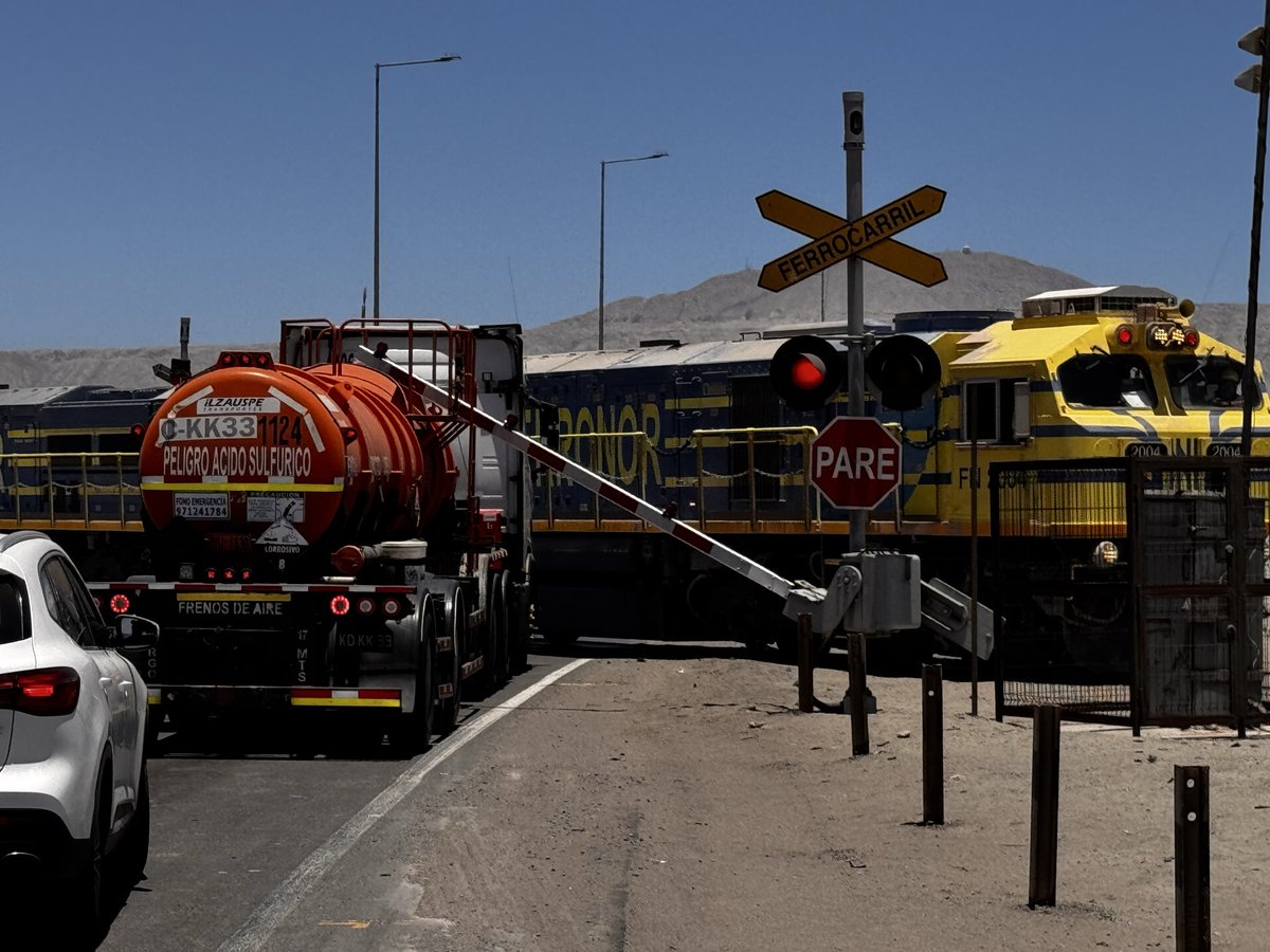 EMS_Chile's tweet photo. Irresponsabilidad conductual es la principal causa de accidentes. Hoy en mejillones camión imprudente sobrepasa barreras https://t.co/z4e4kGYo4D