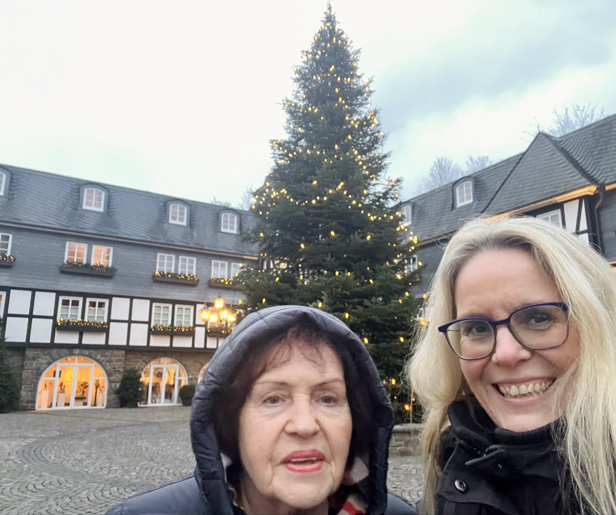 Wasserfall, Pilgerkirche = klein
Tannenbaum = groß

Passte kaum aufs Bild beim Selfie 😊