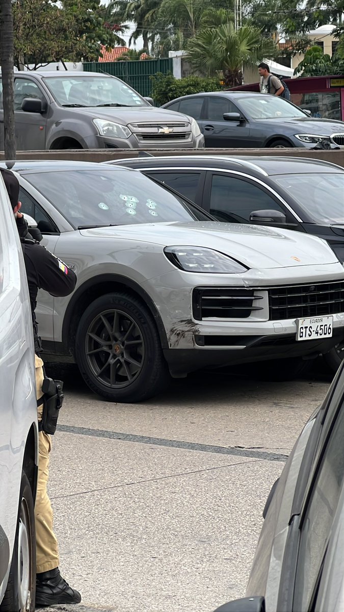 PoderInforma's tweet image. #URGENTE || Sicariato hace unos momentos en Samborondón, a  la altura de Entre Ríos, un vehículo con más de 30 impactos de bala y una persona ssv.