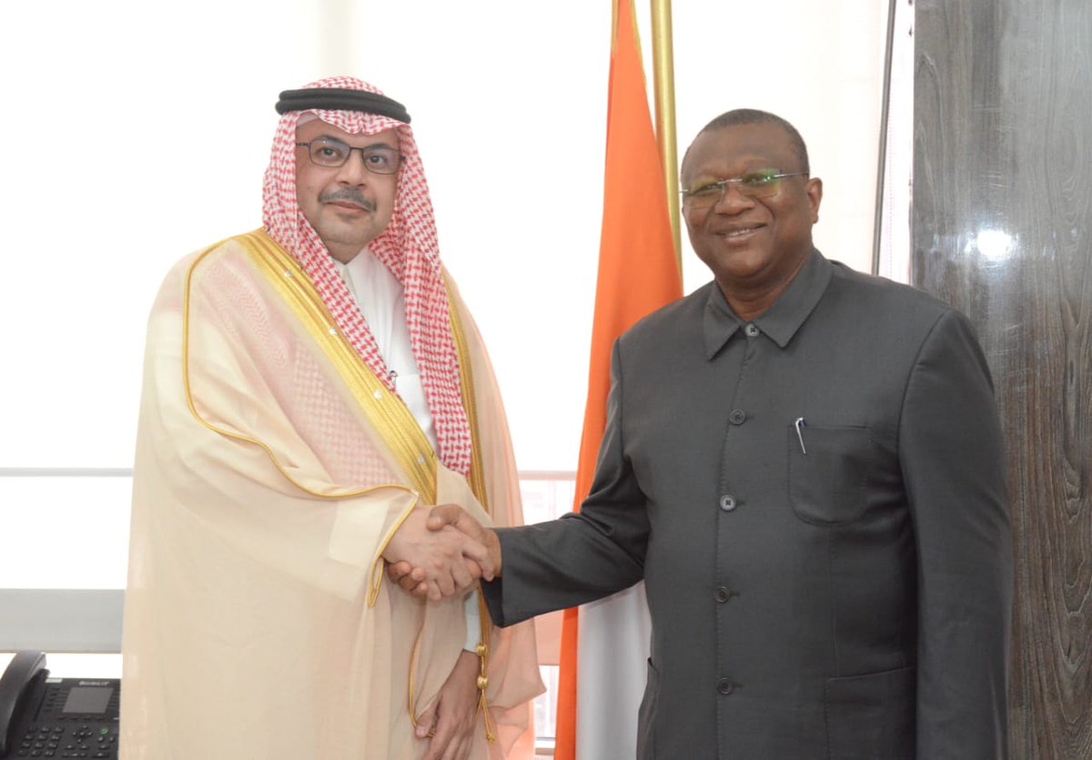 MINCOM_CI's tweet image. Le Ministre Amadou Coulibaly a reçu l’Ambassadeur d’Arabie Saoudite pour évoquer la participation ivoirienne au Red Sea Film Festival. Les échanges ont porté sur les opportunités culturelles et la coopération entre les deux pays.
#CommunicationCI #DiplomatieCulturelle #MICOM