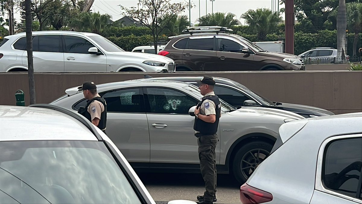 Manabiec's tweet image. #URGENTE || Sicariato hace unos momentos en Samborondón, a  la altura de Entre Ríos, un vehículo con más de 30 impactos de bala y una persona ssv.