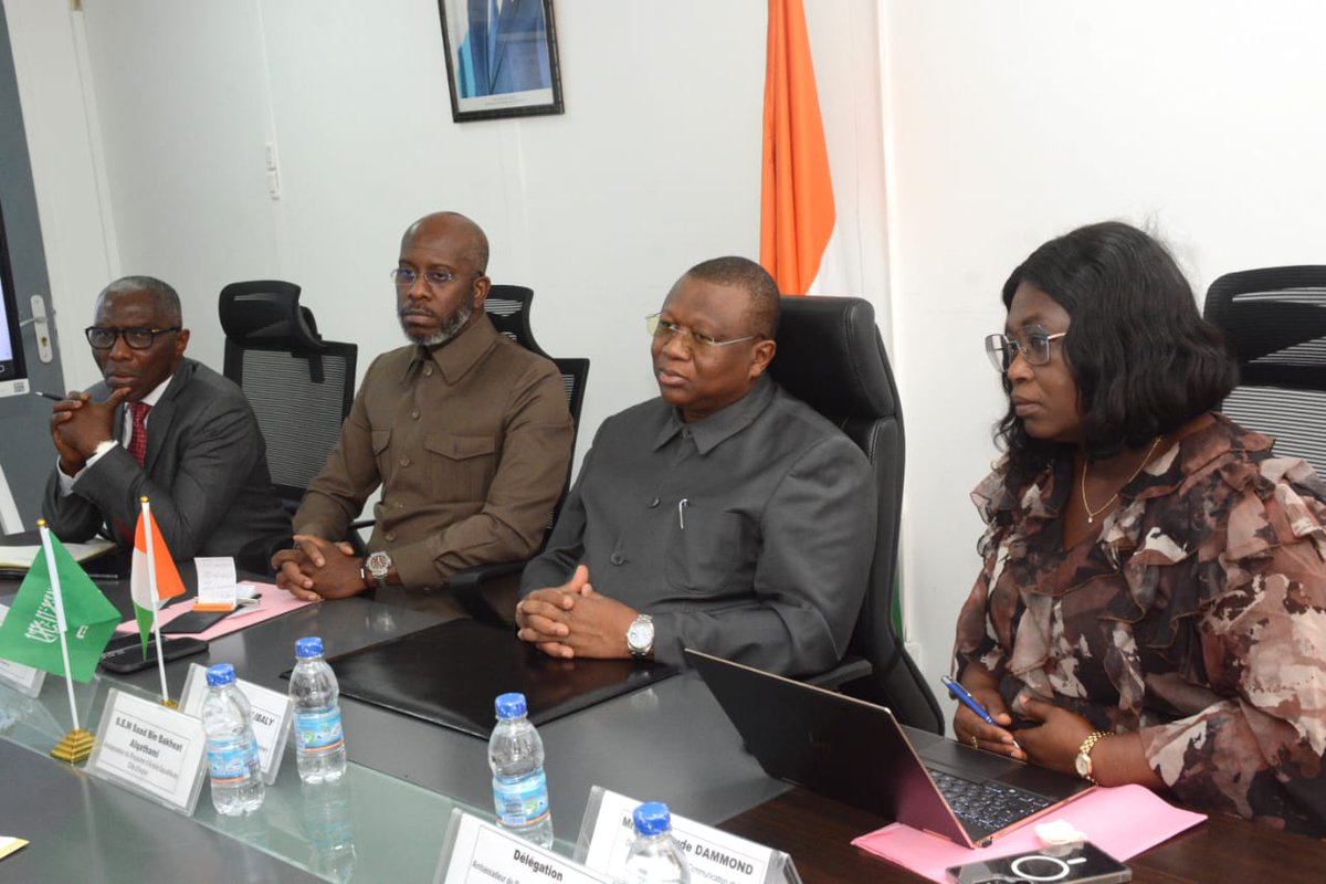 MINCOM_CI's tweet image. Le Ministre Amadou Coulibaly a reçu l’Ambassadeur d’Arabie Saoudite pour évoquer la participation ivoirienne au Red Sea Film Festival. Les échanges ont porté sur les opportunités culturelles et la coopération entre les deux pays.
#CommunicationCI #DiplomatieCulturelle #MICOM