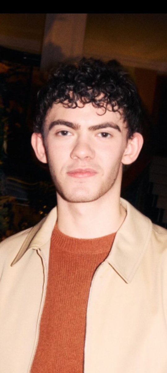 Another photo of Joe at Claridge's Hotel in London last night🧡🤎
#Burberry