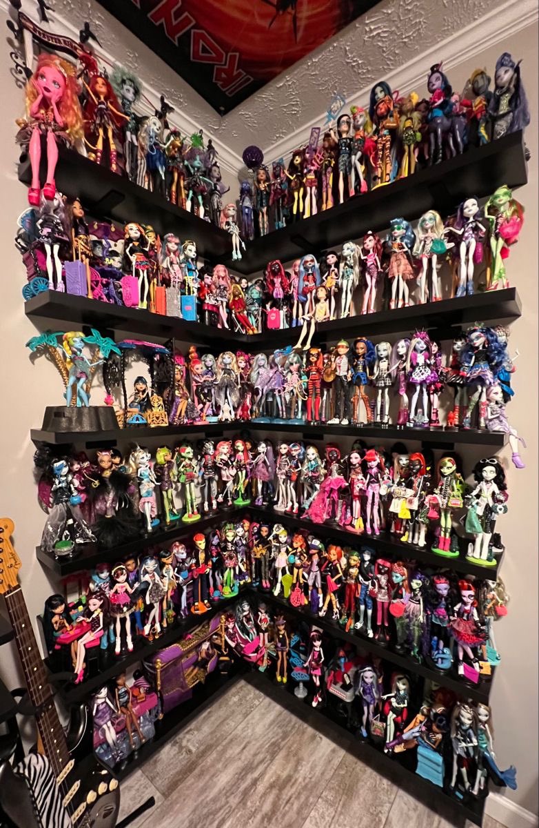 brenofangs's tweet image. eu queria ter todas as Monster High do mundo.