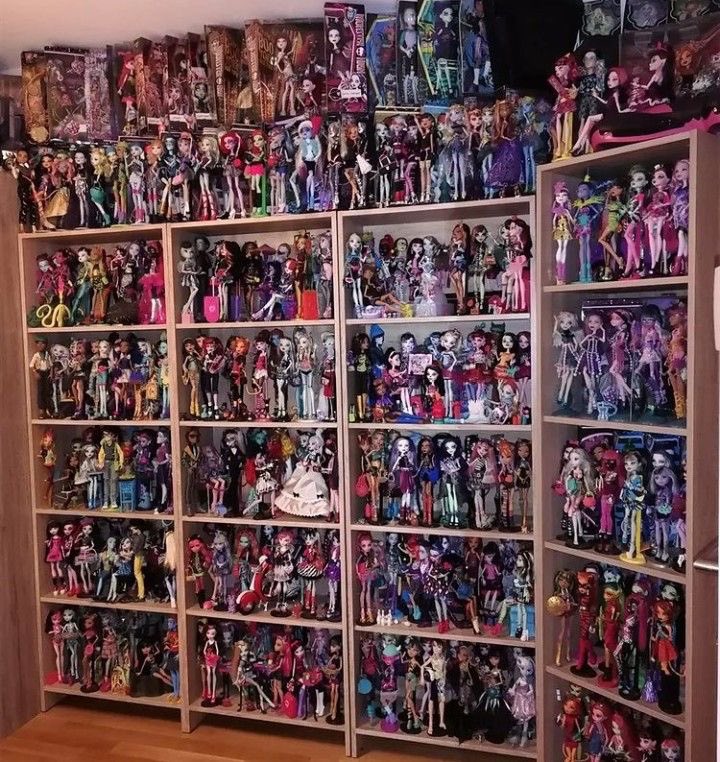 brenofangs's tweet image. eu queria ter todas as Monster High do mundo.