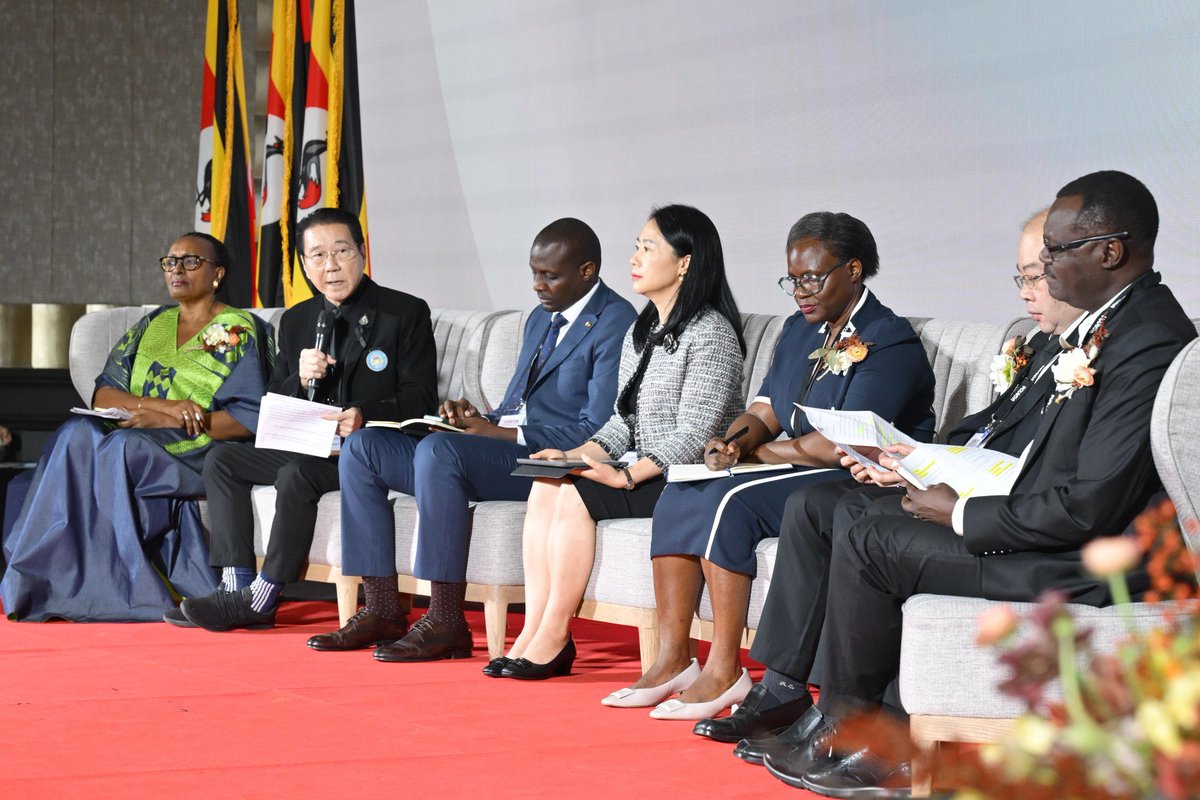 MoICT_Ug's tweet image. On the sidelines of the #UgandaThailandForum B2B meetings, @MoICT_Ug, together with Ugandan ICT companies, engaged with various IT firms to explore potential areas of collaboration, including ICT innovation, AI, and Cybersecurity