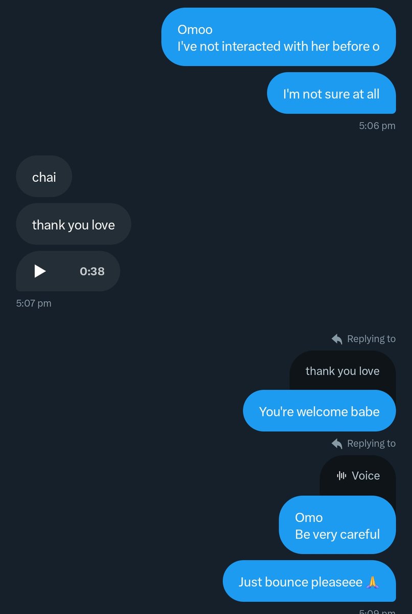 AweniOnibata's tweet image. Frame 1 and 2: My mutual texted me yesterday asking about a Bimszy lady. She said she noticed we follow each other, so she felt I&apos;ll know one or 2 things about her....
Apparently she (my mutual) wanted to get a pair of shoes from her and since I didn&apos;t know her or knew we…