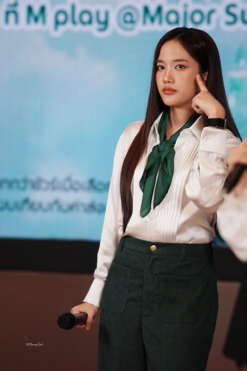 LilBunnySoul's tweet image. โพสท่าแบบคนคูล ๆ ดูหน้าคุณเขาค่ะ หยักหยิก 🤍🐰

#srchafreen #FreenSarocha