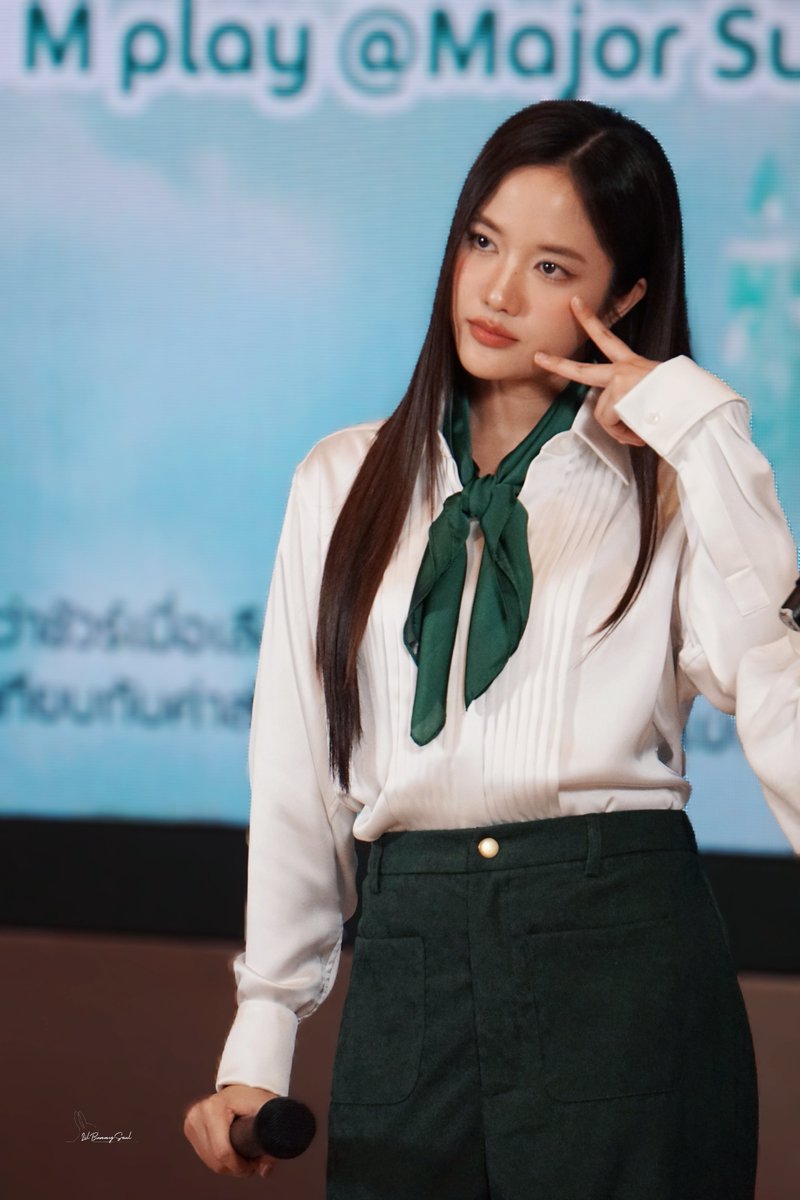 LilBunnySoul's tweet image. โพสท่าแบบคนคูล ๆ ดูหน้าคุณเขาค่ะ หยักหยิก 🤍🐰

#srchafreen #FreenSarocha