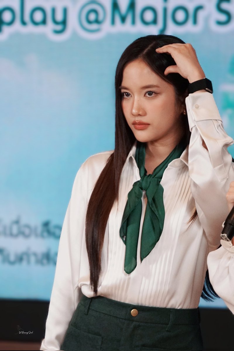 LilBunnySoul's tweet image. โพสท่าแบบคนคูล ๆ ดูหน้าคุณเขาค่ะ หยักหยิก 🤍🐰

#srchafreen #FreenSarocha