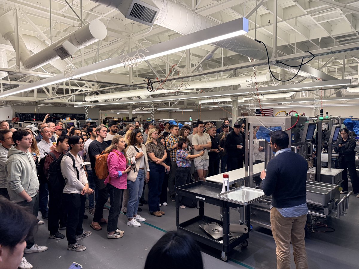 ChefRobotics's tweet image. We opened Chef&apos;s HQ to the tech community during SF Tech Week 2025, and it was awesome!

Over 100 people joined us for an evening of live robot demos, networking, and a Q&amp;amp;A with our team. Watching the robots pull mashed potatoes one minute and peas the next sparked great…