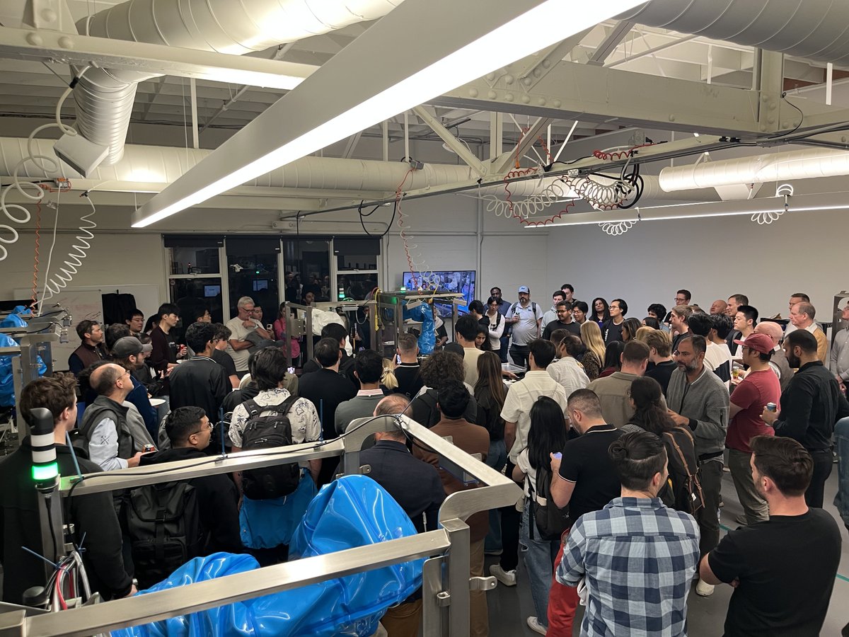 ChefRobotics's tweet image. We opened Chef&apos;s HQ to the tech community during SF Tech Week 2025, and it was awesome!

Over 100 people joined us for an evening of live robot demos, networking, and a Q&amp;amp;A with our team. Watching the robots pull mashed potatoes one minute and peas the next sparked great…