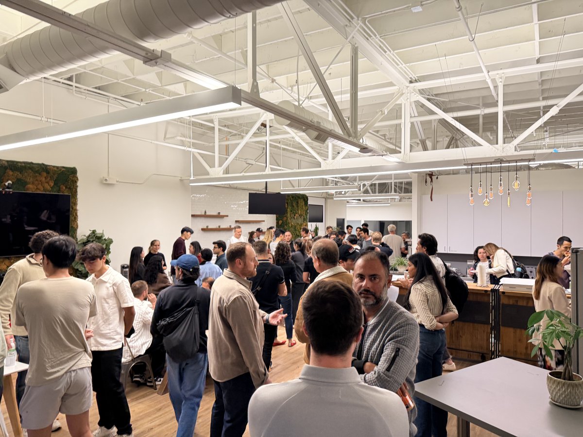 ChefRobotics's tweet image. We opened Chef&apos;s HQ to the tech community during SF Tech Week 2025, and it was awesome!

Over 100 people joined us for an evening of live robot demos, networking, and a Q&amp;amp;A with our team. Watching the robots pull mashed potatoes one minute and peas the next sparked great…