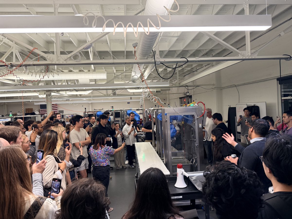 ChefRobotics's tweet image. We opened Chef&apos;s HQ to the tech community during SF Tech Week 2025, and it was awesome!

Over 100 people joined us for an evening of live robot demos, networking, and a Q&amp;amp;A with our team. Watching the robots pull mashed potatoes one minute and peas the next sparked great…