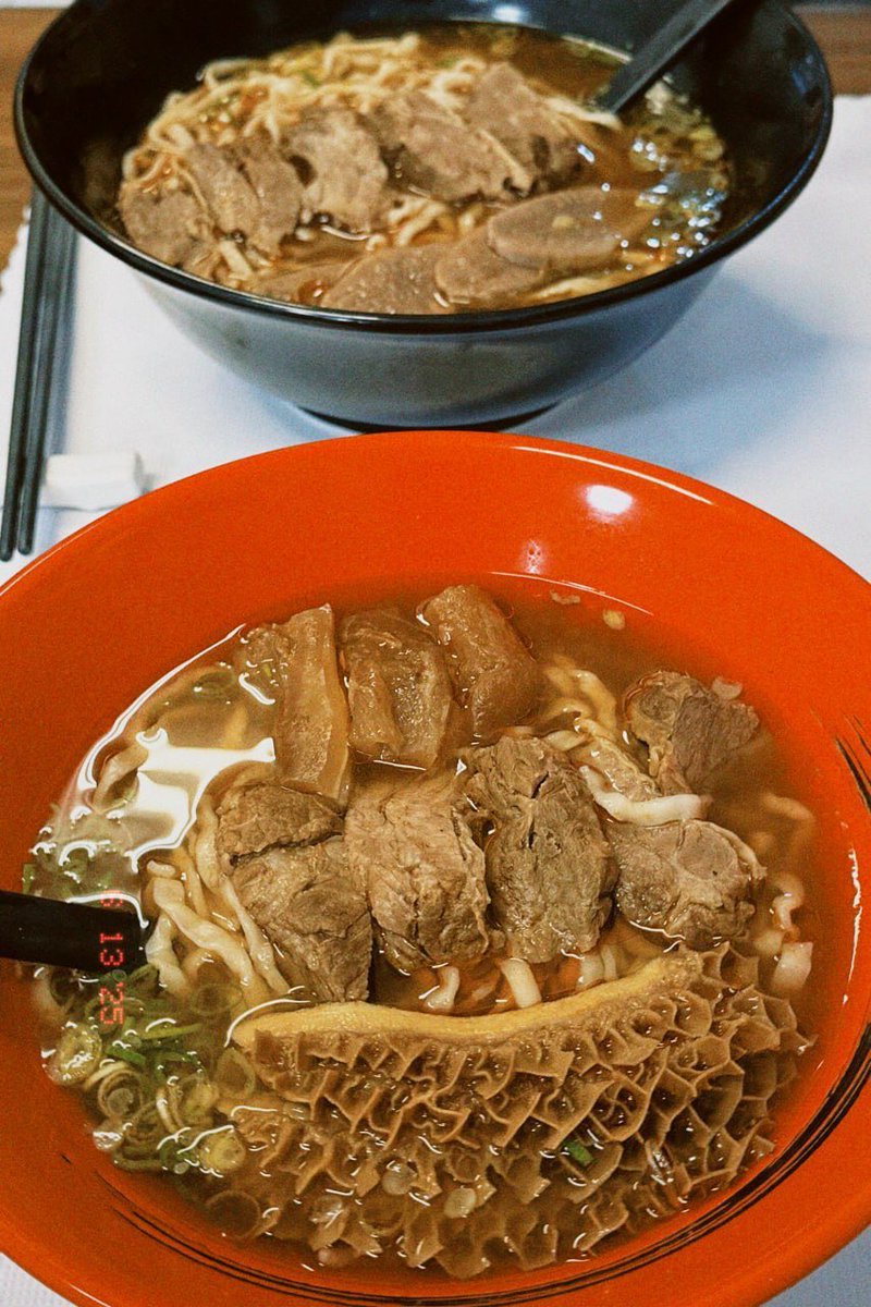 biazilisa's tweet photo. 牛肉麺の深いスープと柔らかいお肉が絶妙なバランス😊一口食べるごとに、心も体も温まる！
#台湾 #牛肉麺台湾の味 https://t.co/PG3CqbSYf4