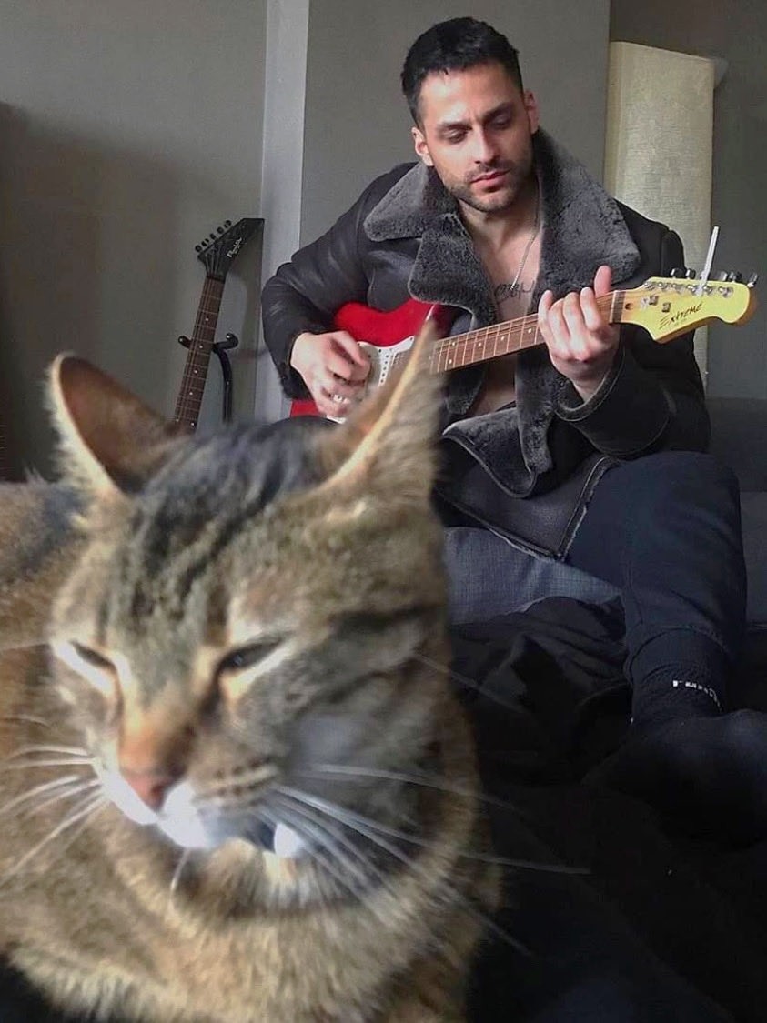 DiverCityMx's tweet image. Él y yo con nuestro gato: mañanas de ronroneo en el pecho, miradas cómplices y besos que prenden fuego. Dueño de mi ternura. 🐱❤️😏💫 #ÉlYYo #CatVibes 

#ChicosConMascotas 🐾🐶🐱

✨ #Follow 👉 instagram.com/divercity.mx/