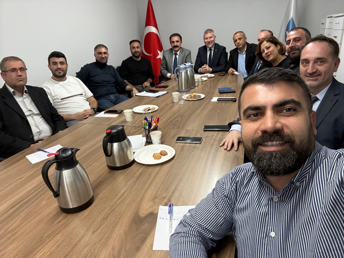 Bu akşam İstanbul il teşkilat işleri komisyonu Kasım ayı toplantımızı gerçekleştirdik. Kış aylarında alacağımız aksiyonlarımızı belirledik. Partimizin İstanbul'daki iktidara yürüşünü hızlandıracak başarıyı elde edeceğiz. <a href="/devapartisi/">DEVA Partisi</a> <a href="/alibabacan/">Ali Babacan</a> <a href="/KaracaSeyit/">Dr.Seyit Karaca</a> <a href="/muratcaymazz/">Murat Caymaz</a>