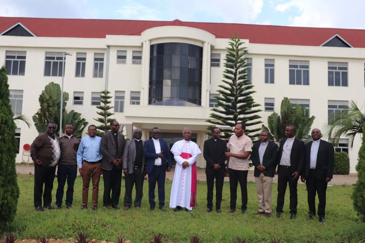 DOCICO_CEPR's tweet image. Inama ya Komisiyo y'Abepiskopi ishinzwe Imihango mitagatifu n'itangwa riboneye ry'amasakaramentu yasoje inama yayo kuri uyu wa 26/11/2025 ishyize ahagaragara igitabo gikubiyemo iby'ingenzi byibutswa muri Liturujiya. Ni igitabo kirimo  byinshi bizadufasha guhimbaza neza Lturujiya.