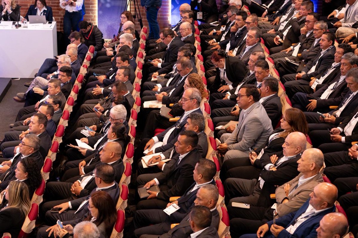 #SabemosLoQueHacemos ☕️🇨🇴 l El Gerente de la Federación Nacional de Cafeteros, <a href="/GermanBahamon/">German Bahamon Jaramillo</a>, presenta a esta hora ante los delegados del #94CongresoCafetero su Informe de Gestión 2025, destacando que el trabajo de la administración se ha centrado en tres pilares fundamentales: