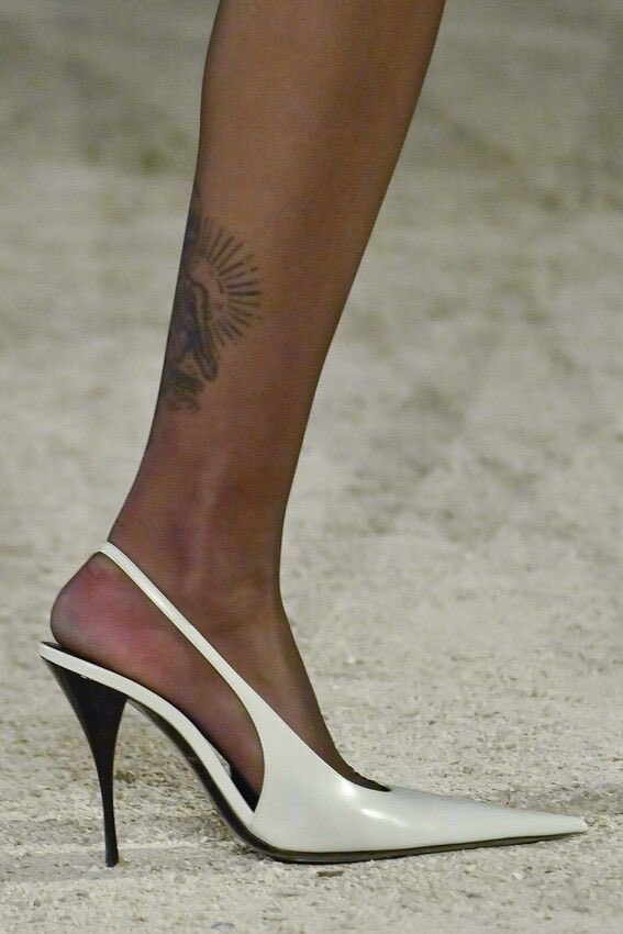 LegendaryLade's tweet image. Models Irina Shayk and Mona Tougaard wearing Saint Laurent SS26 slingbacks!🤍 

Vogue France Dec. 25/Jan. 26 🇫🇷 
Photographed by Carin Backoff. 
Styled by Alastair Mclimm.