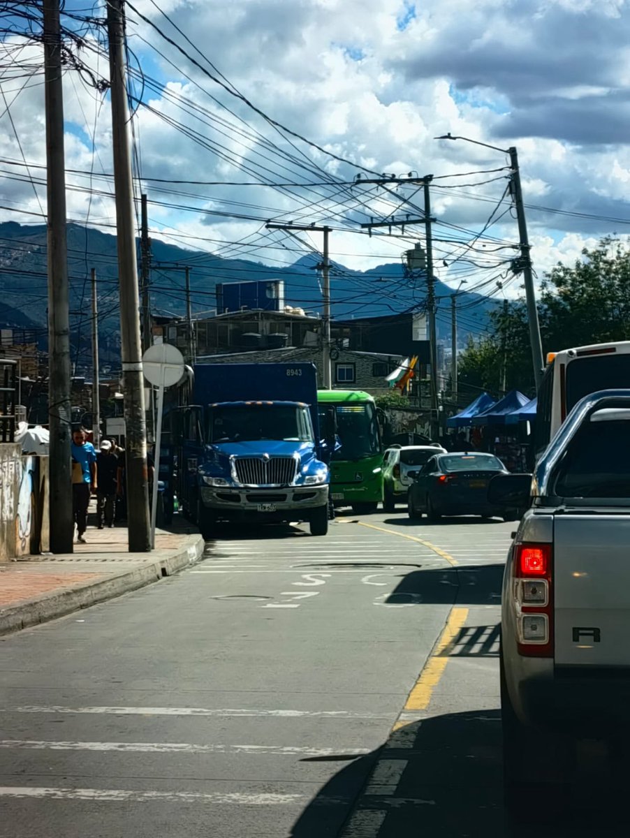 JD_Quinteror's tweet image. Un camión mal parqueado en el Codito es literalmente el bloqueo de todo el barrio además de bloquear la vía a la calera -Guavio. 

Empresas de gaseosas deberían articular con @SectorMovilidad para horarios de distribución.