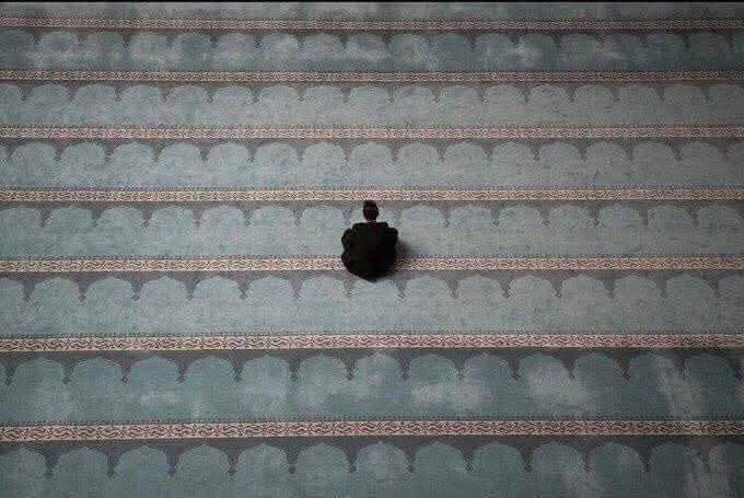 "يا من يراني على ذنبي فيُمهلني
جُدْ لي بعفوكَ إن الذنبَ أشقاني"