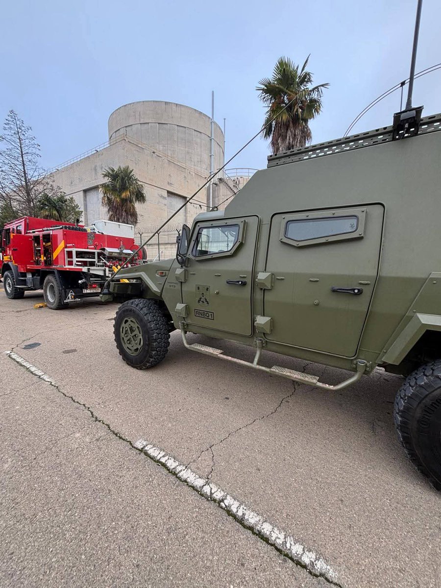 Un equipo de #NBQ sobre vehículo “PITON” del Regimiento de Defensa NBQ “Valencia” Nº 1 (#RNBQ1), participa en el ejercicio del Grupo de Intervención en Emergencias Tecnológicas y Medioambientales de la #UME en la central nuclear de #Cofrentes (#Valencia).
#SomostuEjército