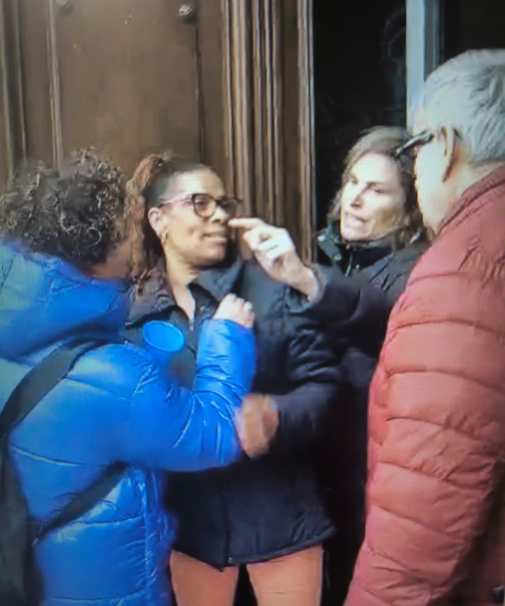 galizaCIG's tweet photo. 📌A CIG censura a actitude “despótica e provocadora” da alcaldesa de #Ponteareas coas traballadoras do #SAF

👉Castro dedícase a acosar o persoal en folga, chegando hoxe a empuxar e golpear a unha empregada que participaba nun peche no Concello

ℹ️ https://t.co/I8hkllyKQg

#Óbolo https://t.co/feHUR1iH9P